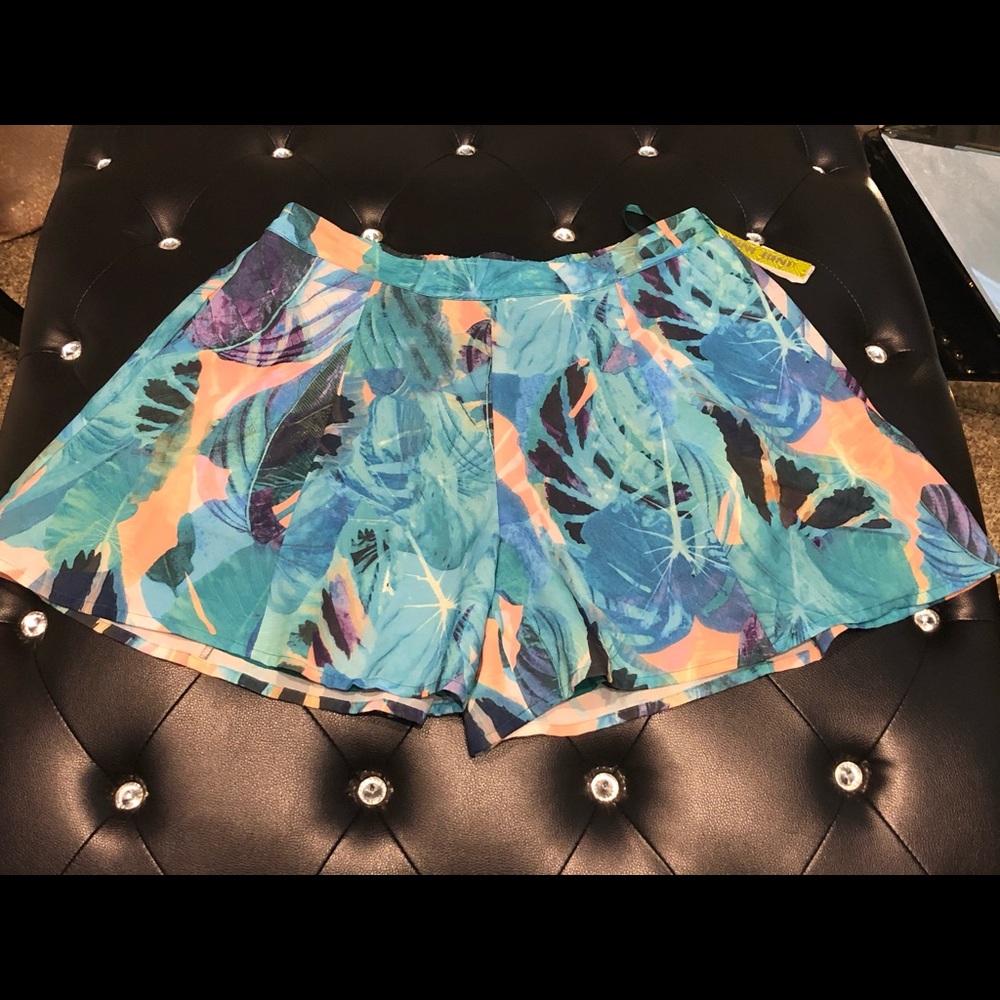 Gianni Bini Olivia Short --NWT - Size Medium